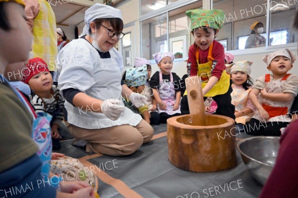 きね、思いっきり「よいしょ」　帯西幼稚園　園児と親たち餅つき～師走スケッチ