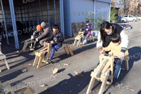 オーナメント作りを楽しむ子どもたち