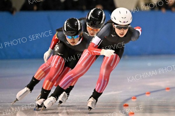 【女子団体追い抜き】優勝した帯三条（先頭から小島楓、奥秋静子、西川想乃）