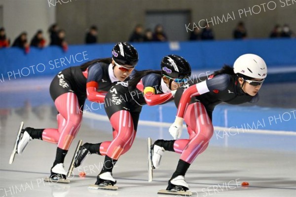 【女子団体追い抜き】優勝した帯三条（右から小島楓、奥秋静子、西川想乃）