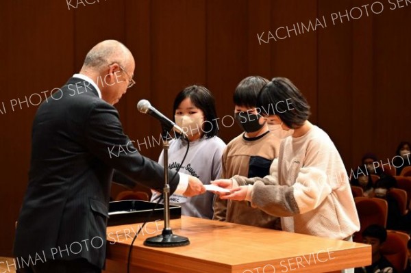 「上浦幌のすごさ」で最優秀賞を受賞した上浦幌中央小学校３・４年