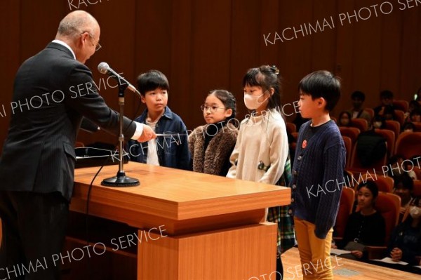 「帯広ひみつ新聞」で優秀賞を受賞した帯広愛国小学校３年