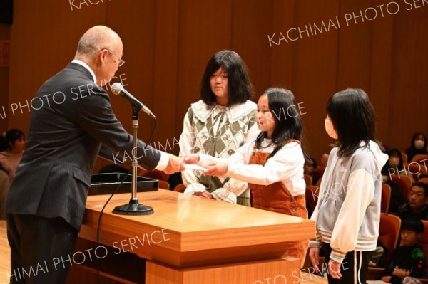 「わくわく」で最優秀賞を受賞した中札内小学校４年１組