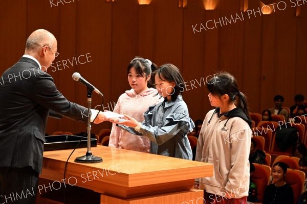 「愛国新聞」で優秀賞を受賞した帯広愛国小学校４年