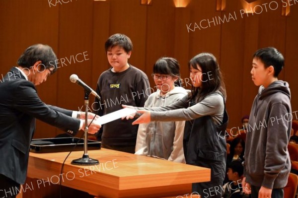 「初めての体験新聞」で優秀賞を受賞した豊頃小学校６年１組