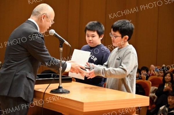 「生物新聞」で佳作を受賞した帯広大正小学校３年１組