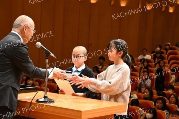 「郷土学習新聞」で優良賞を受賞した帯広愛国小学校４年