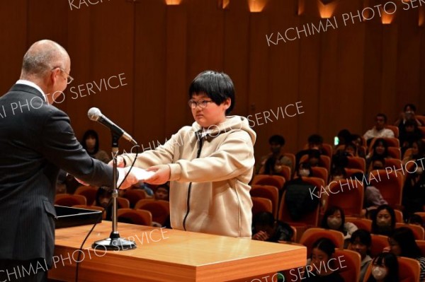 「くりりん新聞」で優良賞を受賞した中札内小学校４年１組