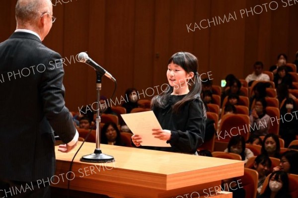 「びっくり　意外！新聞！」で優良賞を受賞した中札内小学校４年１組