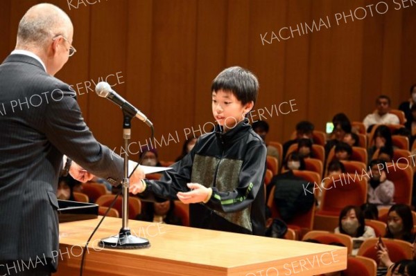 「くりりんのみりょく」で優良賞を受賞した中札内小学校４年１組