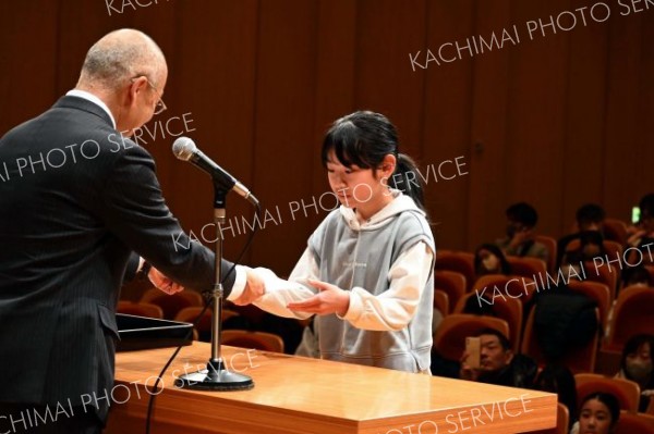 「帯広新聞」で佳作を受賞した帯広明星小学校４年１組