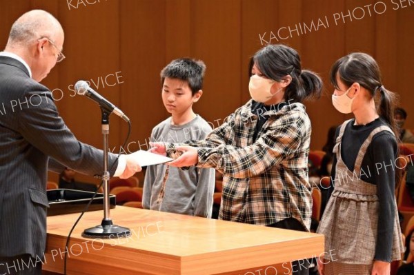 「じどうかいかん新聞」で優良賞を受賞した帯広大正小学校５年１組