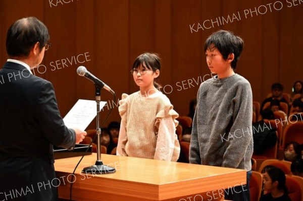 「あちこち散策新聞」で優良賞を受賞した豊頃小学校６年１組