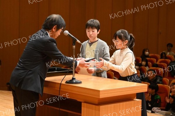 「修学旅行楽しみ方新聞」で佳作を受賞した帯広光南小学校６年１組