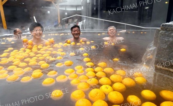 ゆず湯で体を温める市民（２１日午前１１時半ごろ、帯広市内の水光園で。金野和彦撮影）