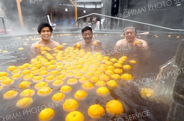 ゆず湯で体を温める市民（２１日午前１１時半ごろ、帯広市内の水光園で。金野和彦撮影）