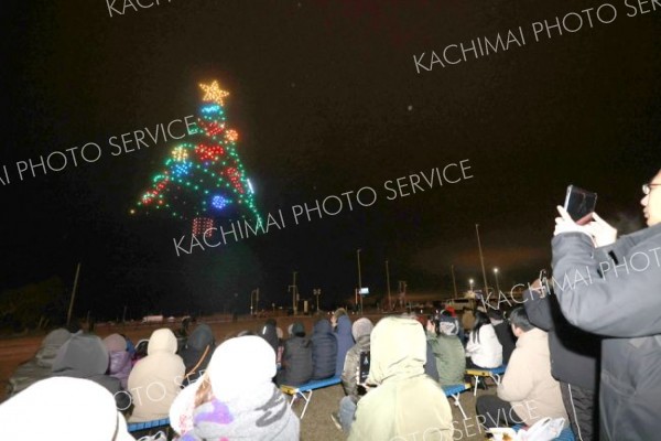 ツリーや熱気球、鮮やかに　輝くドローン夜空舞う　２５日まで