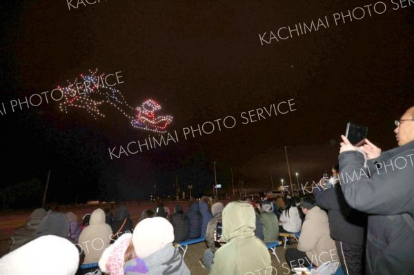 色とりどりの光で夜空を彩る「クリスマスドローンショー」（２１日午後７時４５分ごろ、平栗玲香通信員撮影