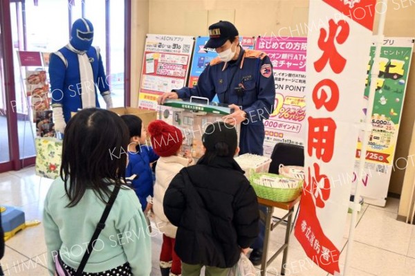 防火相談コーナーに集まる子どもたち