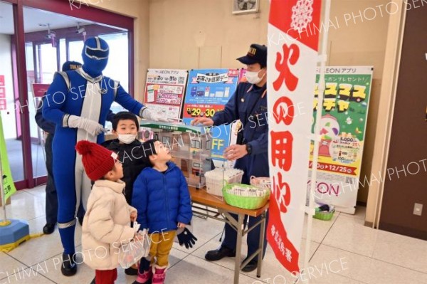 防火相談コーナーに集まる子どもたち