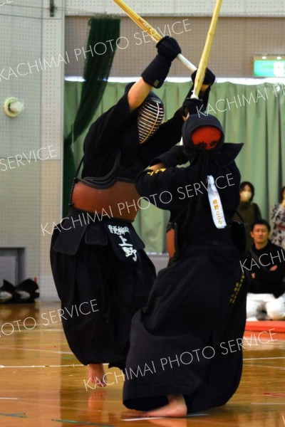 【中学生女子の部決勝】音更柳町Ａの大将・上野花音（左）が３年生として後輩たちをけん引し２年ぶりの優勝へと導いた