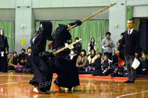 【中学生男子の部決勝】帯広の森体育館Ｂの先鋒・谷口憧真（右）がドウを決め、チームを勢い付けた