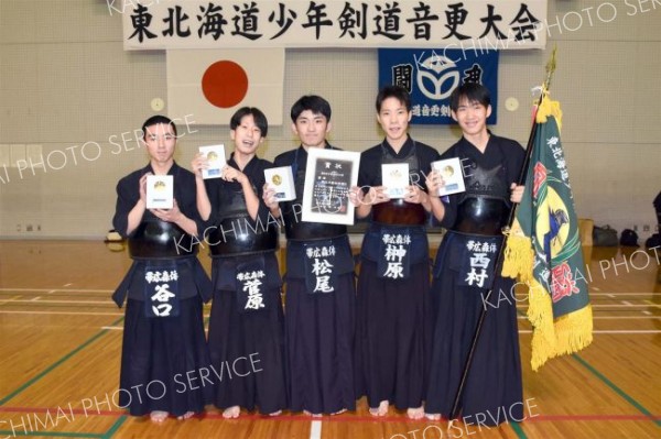 中学男子の部で２年連続優勝を果たした帯広の森体育館Ｂの３年生