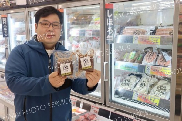 しほろ牛ローストビーフを手に持つ鎌田会長