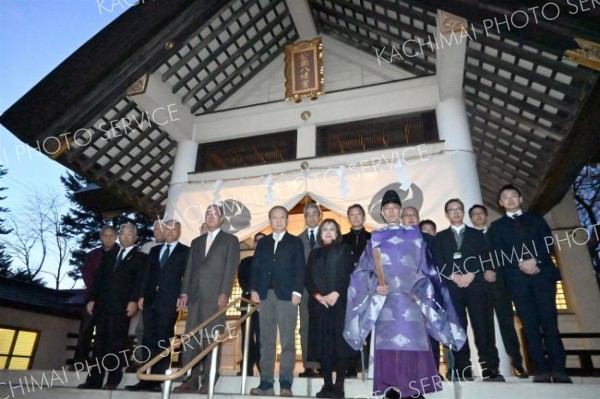 オカモトが公園八幡宮に社額奉納　本社移転記念