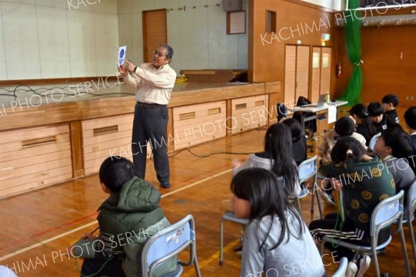 星座早見盤の使い方を説明する講師の能丸淳一さん