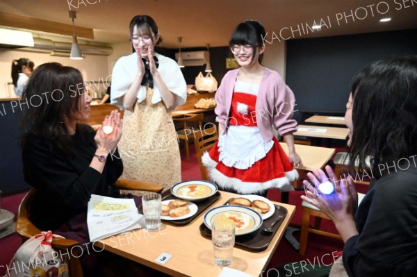 星槎アイドル部が明治とコラボカフェ　サンタ姿でおもてなし