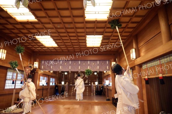 新年清らかに　帯廣神社すす払い～師走スケッチ