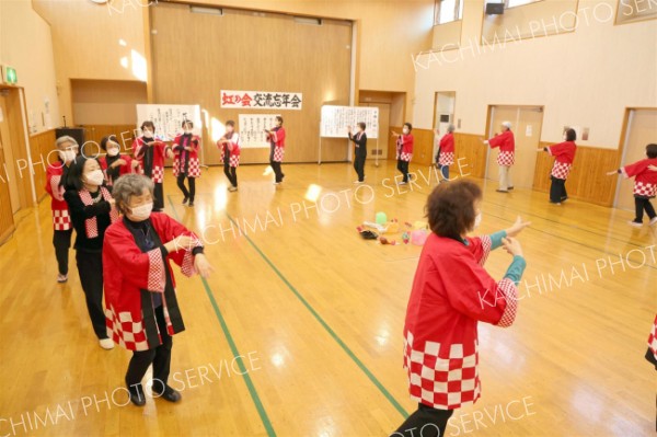 民謡３０曲、今年の踊り納め　虹の会が忘年交流会～こぼれ話