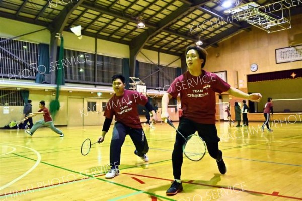 小学校の体育館に集まり、バドミントンに励むオビネシアのメンバー