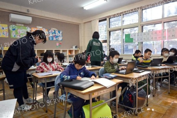 「冬休みは勉強頑張るぞ」　小中学校で学習会たけなわ