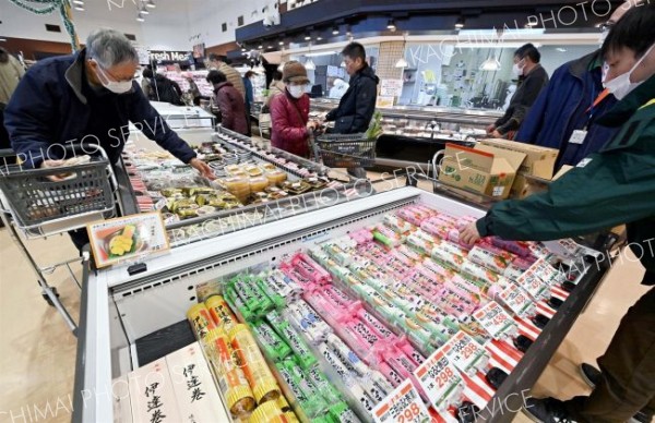 正月食材の買い出しにぎわう　「家計に厳しい年」で慎重に品定め