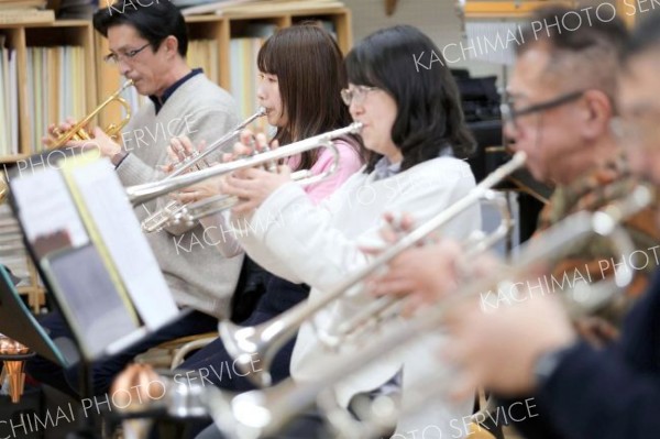 ４日の究祭に向けて練習する出演者（助川かおる通信員撮影）