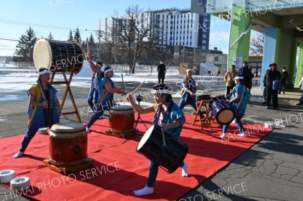 帯広市郷土芸平原太鼓「祝太鼓」の演奏の様子