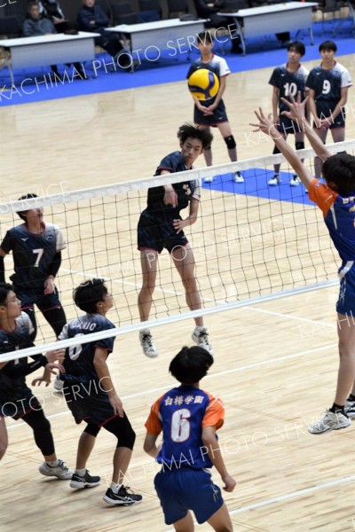 【男子決勝・帯三条―白樺学園】第１セット、バックアタックを打ち込む帯三条の吉田匠乃介