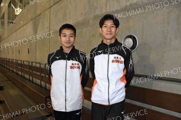 男子１万メートルの十勝高校記録を更新した（右から）白樺学園