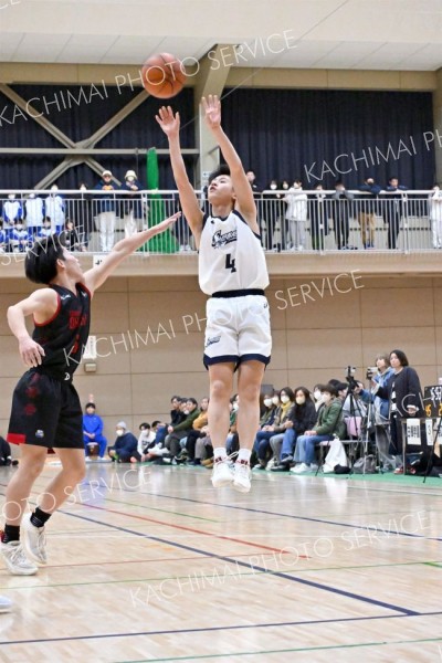 【男子決勝リーグ・白樺学園―帯大谷】第３クオーターにジャンプシュートを放つ白樺学園の中西英大