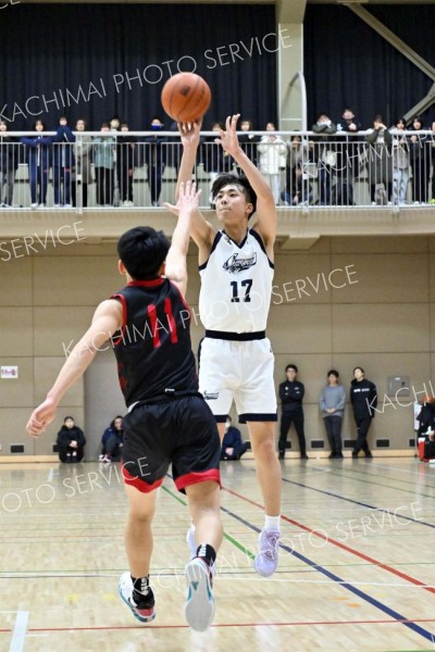 【男子決勝リーグ・白樺学園―帯大谷】第２クオーターにミドルシュートを決める白樺学園の佐々木晃太
