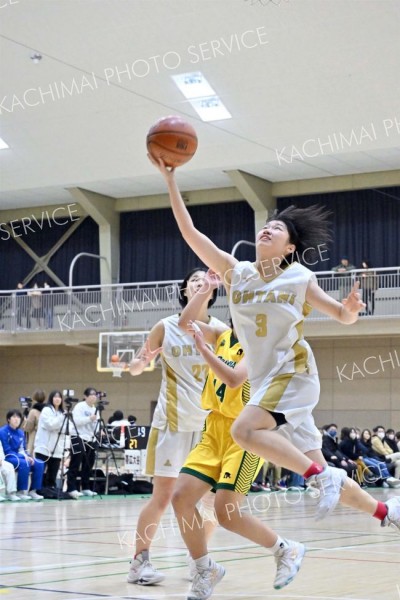 【女子決勝リーグ・帯大谷―白樺学園】第１クオーターにレイアップシュートを放つ帯大谷の折笠瑠南（白ユニホーム）