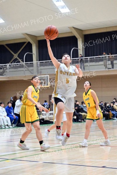 【女子決勝リーグ・帯大谷―白樺学園】第１クオーターにレイアップシュートを決める帯大谷の江上綾乃（白ユニホーム）