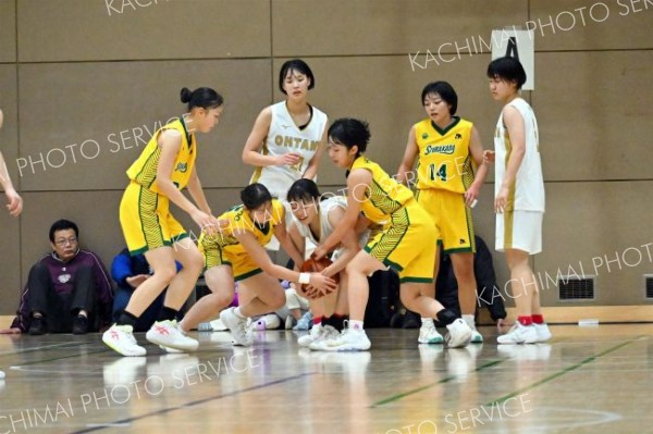 【女子決勝リーグ・帯大谷―白樺学園】ルーズボールを奪い合う選手たち