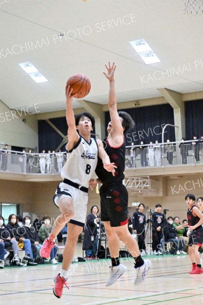 【男子決勝リーグ・白樺学園―帯大谷】第２クオーターにファウルを受けながらシュートを決める白樺学園の古川心大（白ユニホーム）