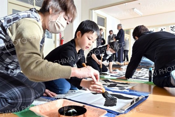 書き初め「上手に書けたよ」、光南小児童が挑戦 6