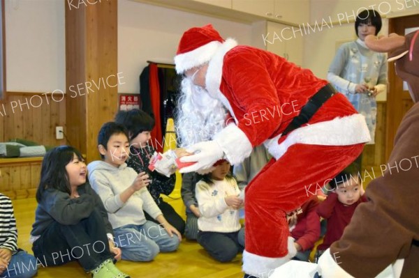 足寄ロータリーが子どもたちにクリスマスプレゼント