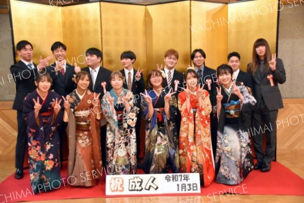 二十歳の門出を祝い記念撮影に収まる参加者（陸別）