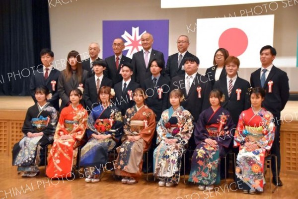 一同で二十歳の門出を祝った参加者（陸別）